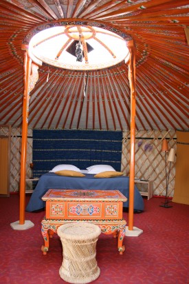 Intérieur de la yourte Le Beaufayn dôme ouvert Intérieur de la yourte Le Beaufayn dôme ouvert